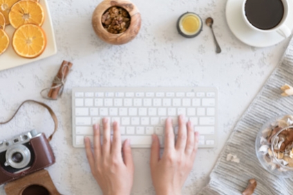 Wykorzystaj home office na poprawę stanu swojej skóry