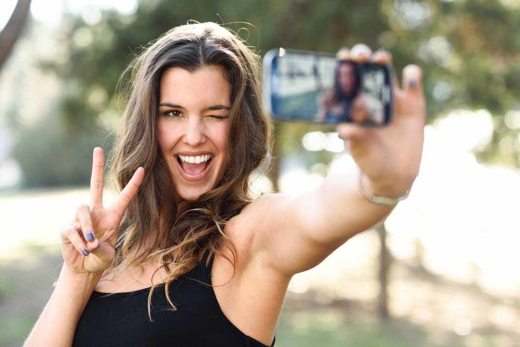 No make-up selfie – powrót mody na czystą skórę bez grama makijażu