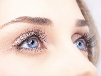 Peonia, borówka, ogórek i kofeina - nowości w pielęgnacji skóry wokół oczu