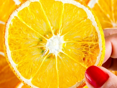 Witamina C na twarz - w jaki sposób pomaga pielęgnować skórę?