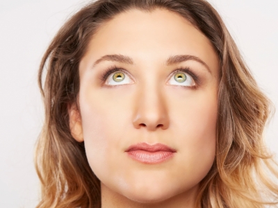 Najlepsze produkty na powieki z naszej oferty. Podpowiadamy, jak je stosować!